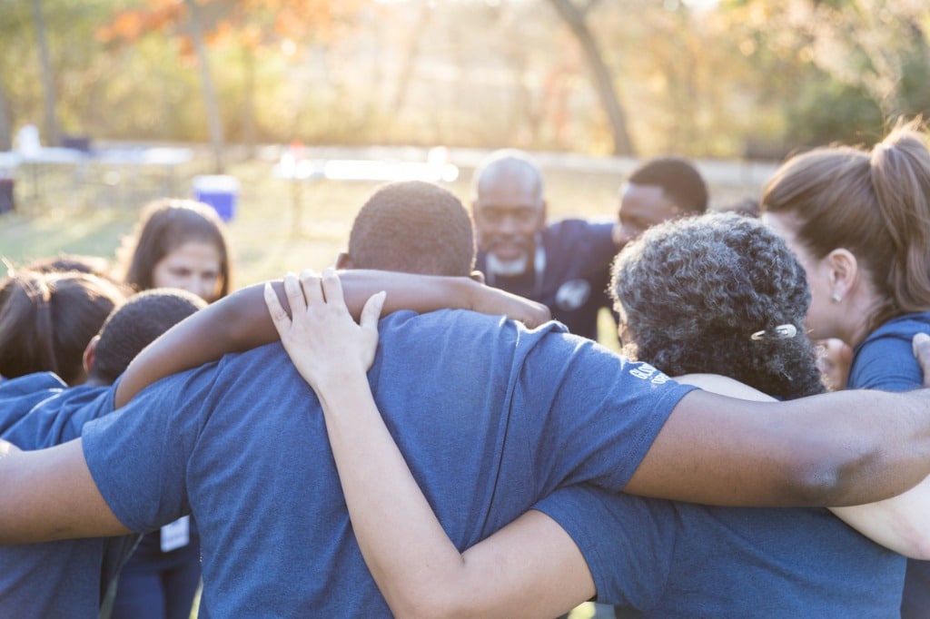 employees-in-huddle